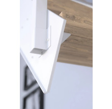 Detailní záběr psacího stolu s bílou nohou
