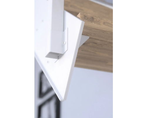 Detailní pohled na bílou polici s držákem, namontovanou na dřevěné stěně.