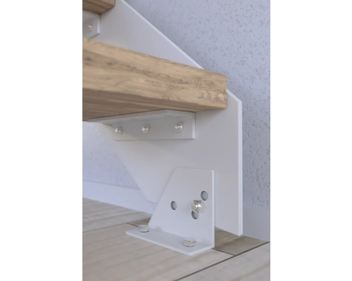 Detail schodiště s schodnicí, stupněm a upevněním