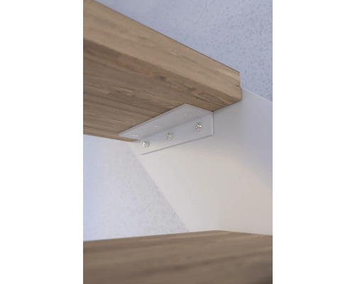 Kovový policový držák s namontovanou dřevěnou policí na zdi