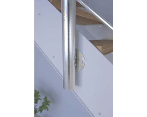 Detail schodiště se stříbrným zábradlím