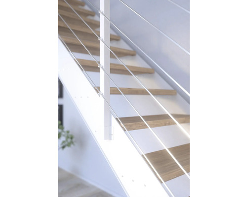 Schodiště s dřevěnými stupni a zábradlím s nerezovými lany