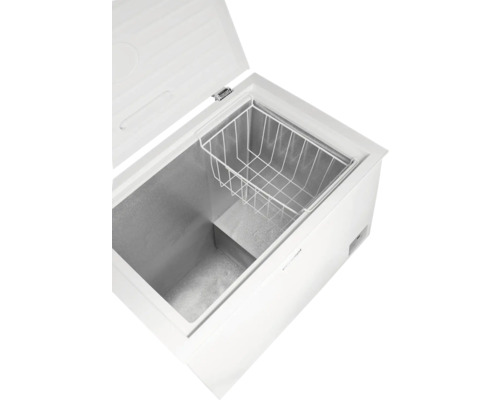 Otevřená mrazicí truhla s drátěným košem na potraviny