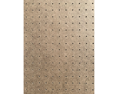 Detail děrované desky pro nástěnné skladování.