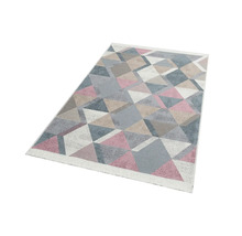 Koberec s geometrickým trojúhelníkovým vzorem
