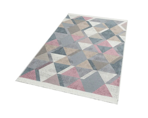 Koberec s geometrickým trojúhelníkovým vzorem