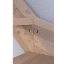 Detailní pohled na dřevěnou konstrukci s otvory