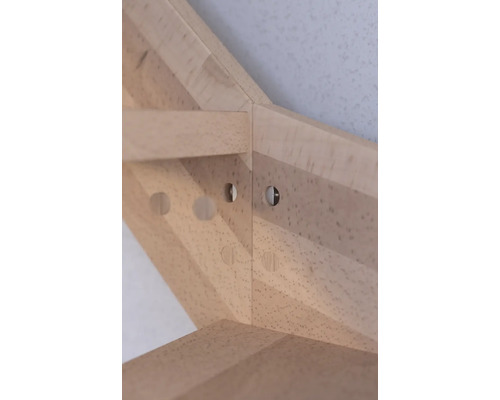 Detailní pohled na dřevěnou konstrukci s otvory