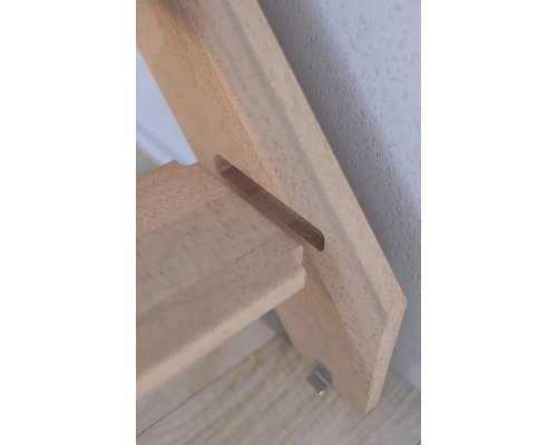 Detail dřevěné police s výřezem