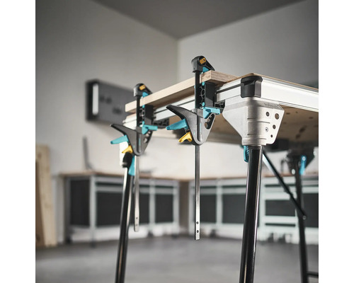 Pracovní stůl se šroubovými svorkami pro zpracování dřeva