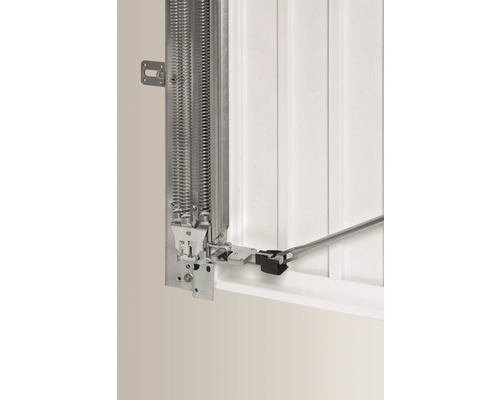 Detailní pohled na pohon garážových vrat s pružinami a mechanismem