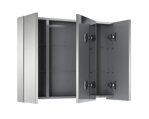 Otevřená zrcadlová skříňka se třemi dvířky a policemi