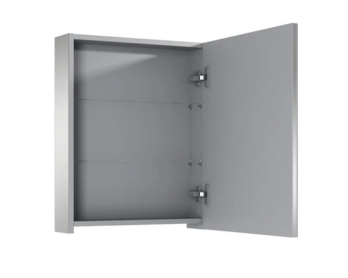 Otevřená zrcadlová skříňka se třemi skleněnými policemi