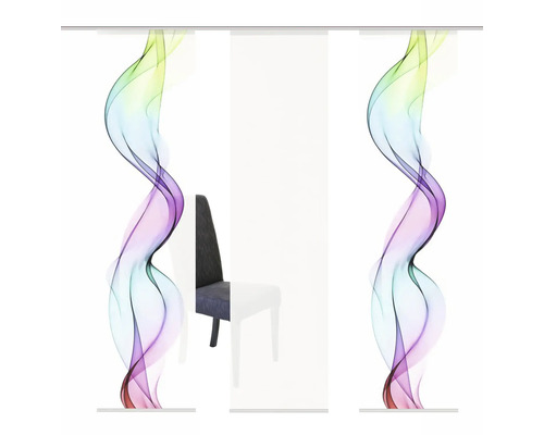 Posuvné závěsy s abstraktním, barevným vlnovým vzorem před židlí