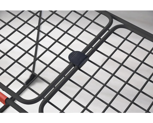 Detailní pohled na kovovou postel s mřížkovou strukturou a spojovacím kusem