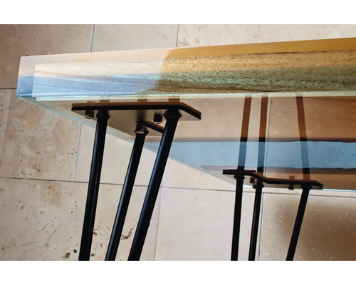 Dřevěná a epoxidová stolová deska s kovovými nohami