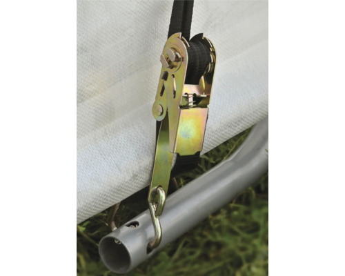 Detailní pohled na upínací popruh pro upevnění plachty k kovovému rámu