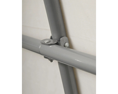 Detailní pohled na trubkové upevnění se šrouby