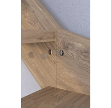 Detailní pohled na dřevěné schodiště s vyvrtanými otvory pro montáž