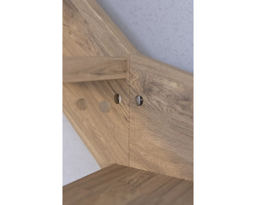 Detail dřevěného schodiště s otvory pro montáž