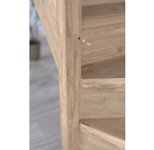 Detailní záběr dřevěného schodiště s kolíkovými spoji.