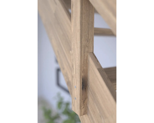 Detail dřevěného schodiště s dřevěnými sloupky