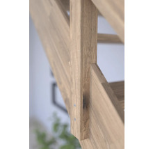 Detailní záběr dřevěného schodiště s dřevěnými sloupky