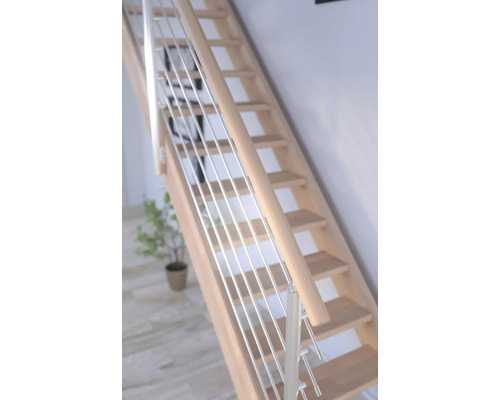 Dřevěné schodiště s nerezovým zábradlím v interiéru