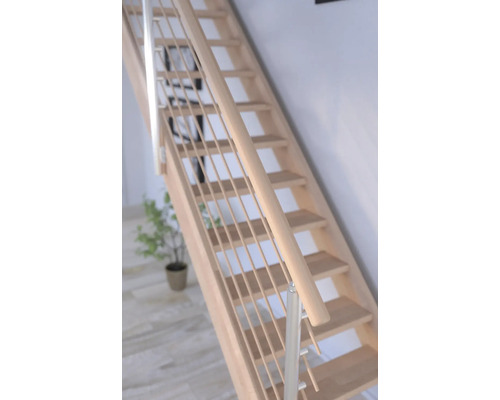 Dřevěné schodiště s kovovými tyčemi zábradlí