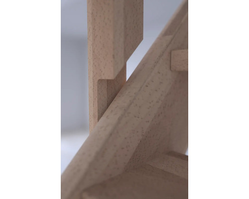 Detailní pohled na dřevěné schodiště, které ukazuje konstrukci a materiál.