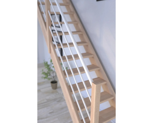 Dřevěné schodiště s bílými sloupky zábradlí ve světlé místnosti