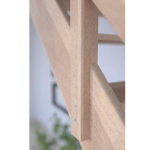 Detailní záběr dřevěného schodišťového zábradlí