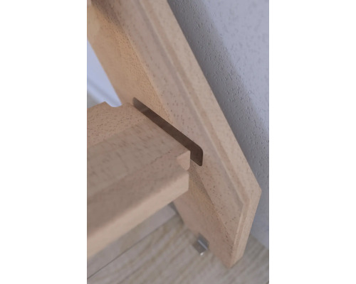 Detail dřevěného schodiště s nástěnným upevněním