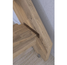 Detail dřevěného nábytku s kovovým prvkem