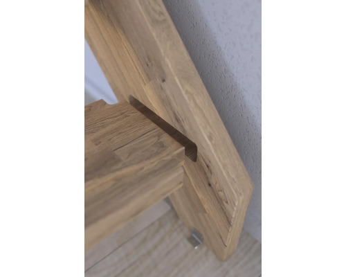 Detail dřevěného nábytku s kovovým prvkem