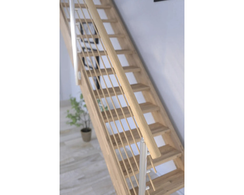 Dřevěné schodiště s nerezovým zábradlím v interiéru