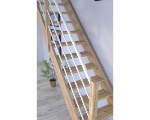 Dřevěné schodiště s bílým zábradlím