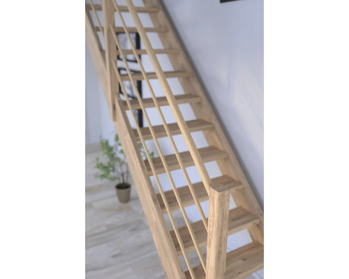 Dřevěné schodiště se zábradlím v interiéru