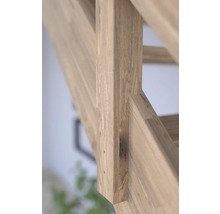 Detailní záběr dřevěného schodišťového prvku