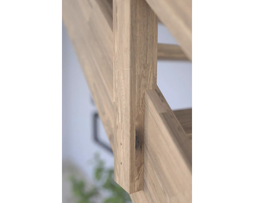 Detailní záběr dřevěného schodišťového prvku