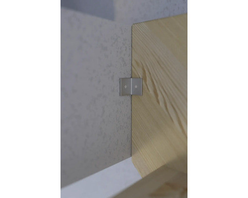 Detail kovového rohu pro spojování dřeva