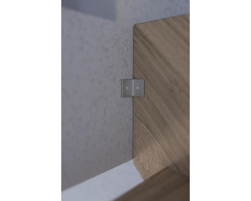 Detailní pohled na kovové upevnění nábytku na dřevěné desce