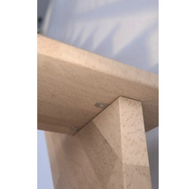 Detail dřevěné desky připevněné k noze