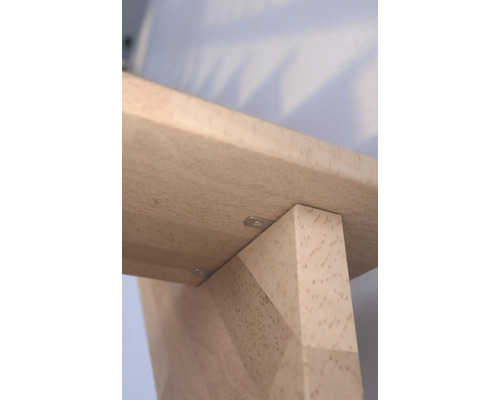 Detail dřevěné desky připevněné k noze