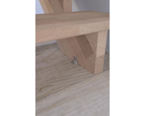 Detail dřevěného schodiště s upevňovacím úhelníkem