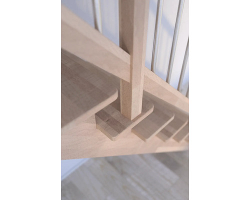 Detail dřevěného schodiště se zábradlím