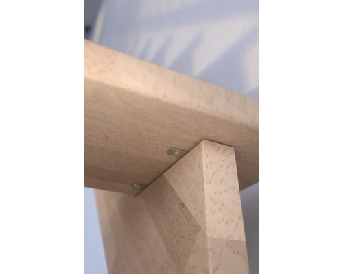 Detailní záběr police s dřevěnou strukturou a kováním