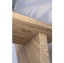 Detail dřevěného stolu s upevněním nohou