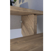 Detail dřevěného schodiště se stupni a dřevěným sloupkem pro stabilizaci.