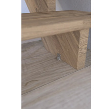 Detail dřevěného schodiště s upevňovacím úhelníkem pro stabilizaci